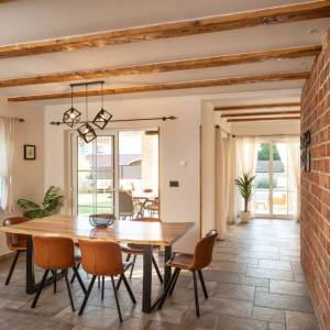 Otok Krk, okolica Dobrinja - kamena vila s bazenom