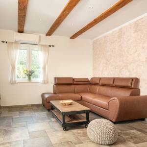 Otok Krk, okolica Dobrinja - kamena vila s bazenom