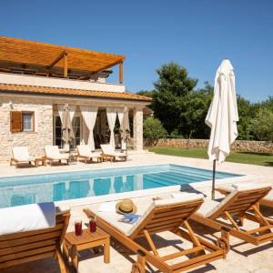 Otok Krk, okolica Dobrinja - kamena vila s bazenom