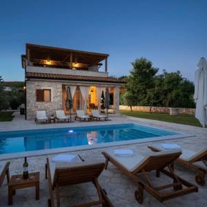 Otok Krk, okolica Dobrinja - kamena vila s bazenom