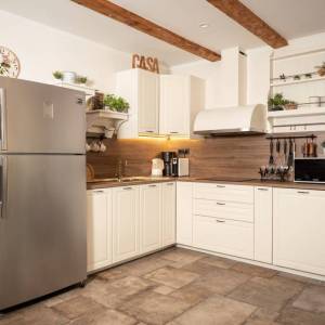 Otok Krk, okolica Dobrinja - kamena vila s bazenom