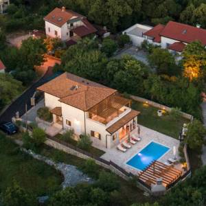 Otok Krk, okolica Dobrinja - kamena vila s bazenom