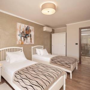 Otok Krk, okolica Dobrinja - kamena vila s bazenom