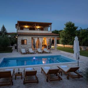 Otok Krk, okolica Dobrinja - kamena vila s bazenom