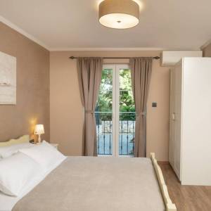 Otok Krk, okolica Dobrinja - kamena vila s bazenom