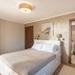 Otok Krk, okolica Dobrinja - kamena vila s bazenom