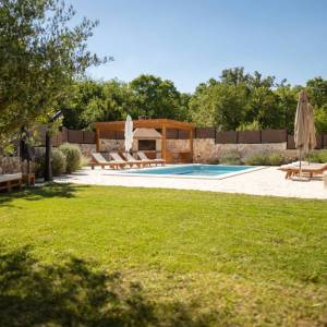 Otok Krk, okolica Dobrinja - kamena vila s bazenom