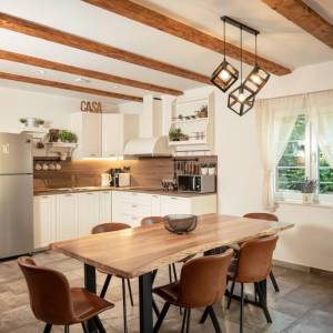 Otok Krk, okolica Dobrinja - kamena vila s bazenom