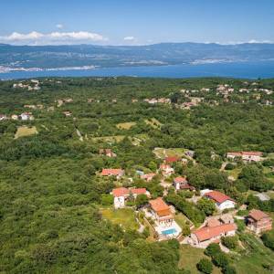 Otok Krk, okolica Dobrinja - kamena vila s bazenom