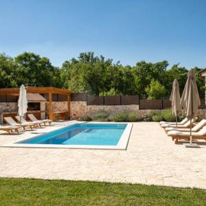 Otok Krk, okolica Dobrinja - kamena vila s bazenom