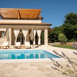 Otok Krk, okolica Dobrinja - kamena vila s bazenom