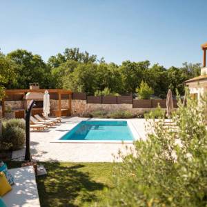 Otok Krk, okolica Dobrinja - kamena vila s bazenom