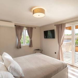 Otok Krk, okolica Dobrinja - kamena vila s bazenom