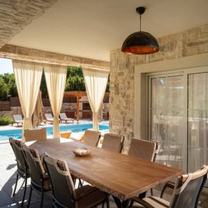 Otok Krk, okolica Dobrinja - kamena vila s bazenom