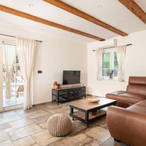 Otok Krk, okolica Dobrinja - kamena vila s bazenom