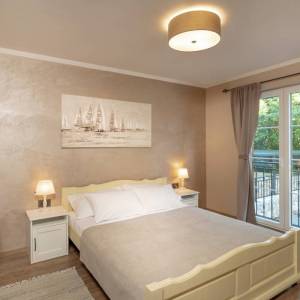 Otok Krk, okolica Dobrinja - kamena vila s bazenom