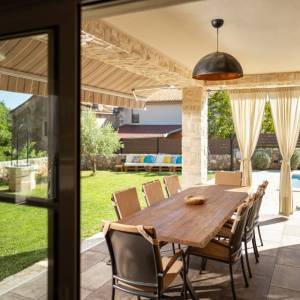 Otok Krk, okolica Dobrinja - kamena vila s bazenom