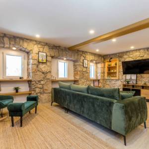 OTOK KRK, okolica DOBRINJA - Dvojna kamena kuća s bazenom