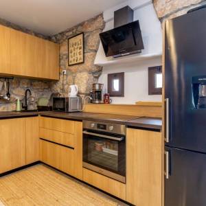 OTOK KRK, okolica DOBRINJA - Dvojna kamena kuća s bazenom