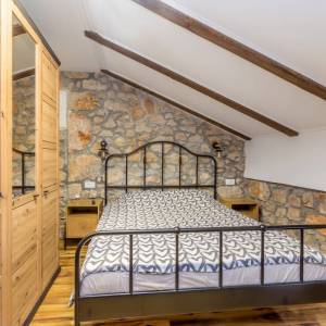 OTOK KRK, okolica DOBRINJA - Dvojna kamena kuća s bazenom