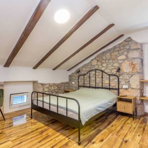 OTOK KRK, okolica DOBRINJA - Dvojna kamena kuća s bazenom