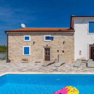 OTOK KRK, okolica DOBRINJA - Dvojna kamena kuća s bazenom