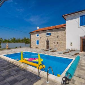 OTOK KRK, okolica DOBRINJA - Dvojna kamena kuća s bazenom