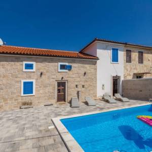 OTOK KRK, okolica DOBRINJA - Dvojna kamena kuća s bazenom