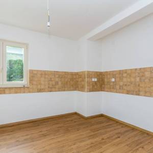 OTOK KRK, okolica Dobrinja - Kuća s bazenom i lijepo uređenom okućnicom