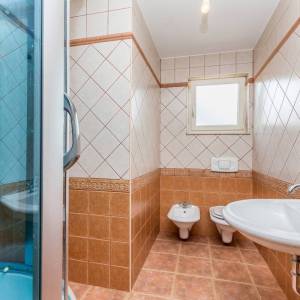 OTOK KRK, okolica Dobrinja - Kuća s bazenom i lijepo uređenom okućnicom