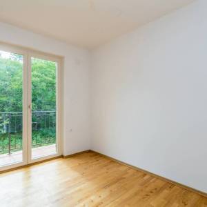 OTOK KRK, okolica Dobrinja - Kuća s bazenom i lijepo uređenom okućnicom