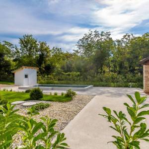 OTOK KRK, okolica Dobrinja - Kuća s bazenom i lijepo uređenom okućnicom