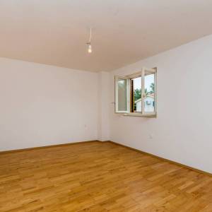 OTOK KRK, okolica Dobrinja - Kuća s bazenom i lijepo uređenom okućnicom