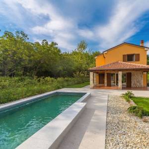 OTOK KRK, okolica Dobrinja - Kuća s bazenom i lijepo uređenom okućnicom