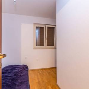 OTOK KRK, okolica Dobrinja - Kuća s bazenom i lijepo uređenom okućnicom