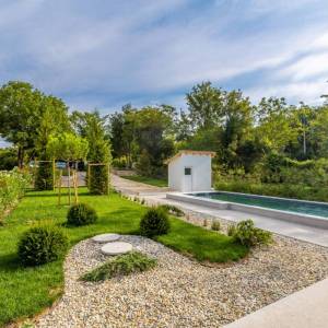 OTOK KRK, okolica Dobrinja - Kuća s bazenom i lijepo uređenom okućnicom