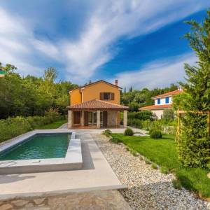 OTOK KRK, okolica Dobrinja - Kuća s bazenom i lijepo uređenom okućnicom