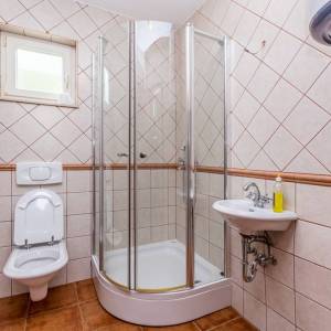 OTOK KRK, okolica Dobrinja - Kuća s bazenom i lijepo uređenom okućnicom