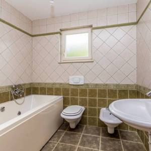 OTOK KRK, okolica Dobrinja - Kuća s bazenom i lijepo uređenom okućnicom