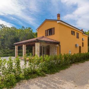 OTOK KRK, okolica Dobrinja - Kuća s bazenom i lijepo uređenom okućnicom