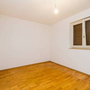 OTOK KRK, okolica Dobrinja - Kuća s bazenom i lijepo uređenom okućnicom