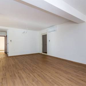 OTOK KRK, okolica Dobrinja - Kuća s bazenom i lijepo uređenom okućnicom