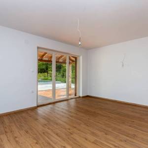 OTOK KRK, okolica Dobrinja - Kuća s bazenom i lijepo uređenom okućnicom