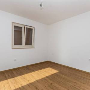 OTOK KRK, okolica Dobrinja - Kuća s bazenom i lijepo uređenom okućnicom