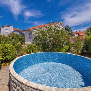 OTOK KRK, OKOLICA GRADA KRKA - kuća s bazenom s prekrasnom okućnicom