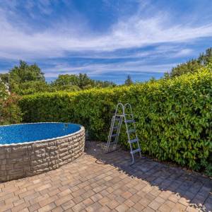 OTOK KRK, OKOLICA GRADA KRKA - kuća s bazenom s prekrasnom okućnicom