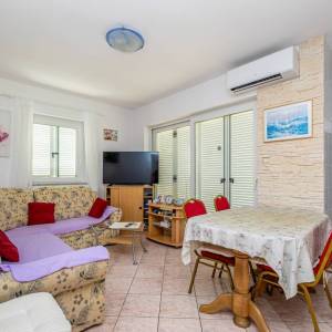 OTOK KRK, OKOLICA GRADA KRKA - kuća s bazenom s prekrasnom okućnicom