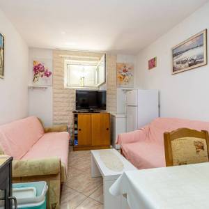 OTOK KRK, OKOLICA GRADA KRKA - kuća s bazenom s prekrasnom okućnicom