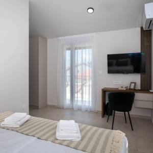 OTOK KRK, okolica grada Krka - Luksuzna vila u novogradnji na mirnoj lokaciji