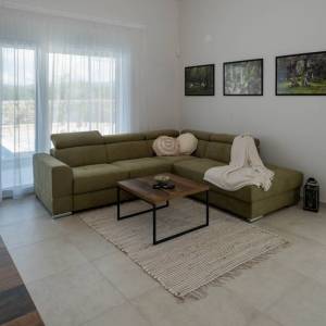 OTOK KRK, okolica grada Krka - Luksuzna vila u novogradnji na mirnoj lokaciji